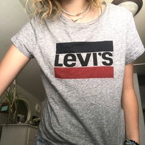 gray levi’s brand tee shirt